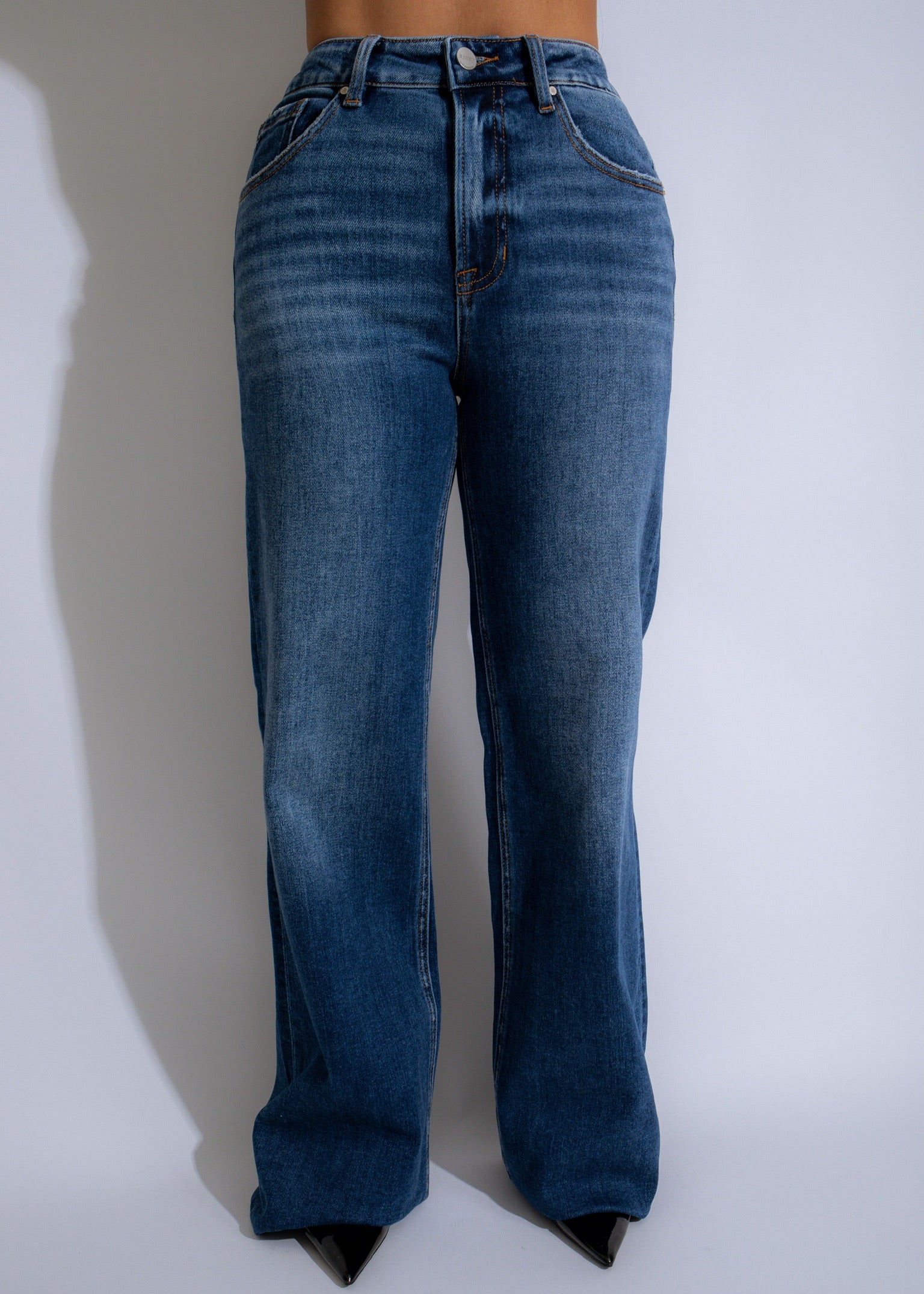 Classic Horizon Jeans Dark Denim: A timeless pair of dark blue denim jeans with a classic fit and stylish design
