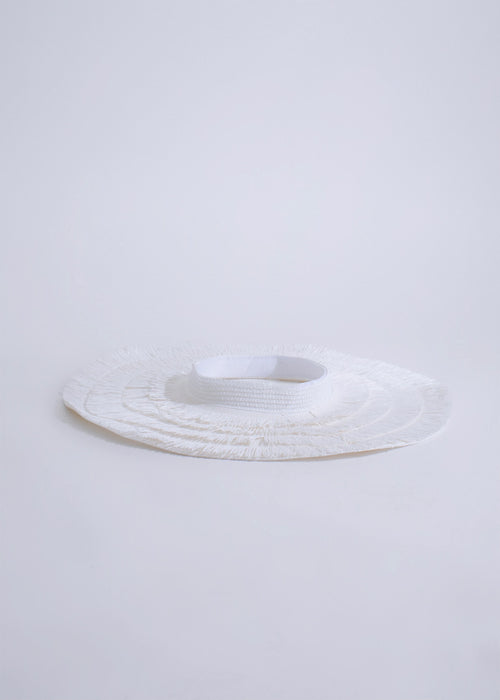  Stylish and chic white sun hat with open weave and decorative ribbon