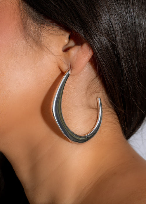Stunning silver earrings with a casual and elegant design for everyday wear