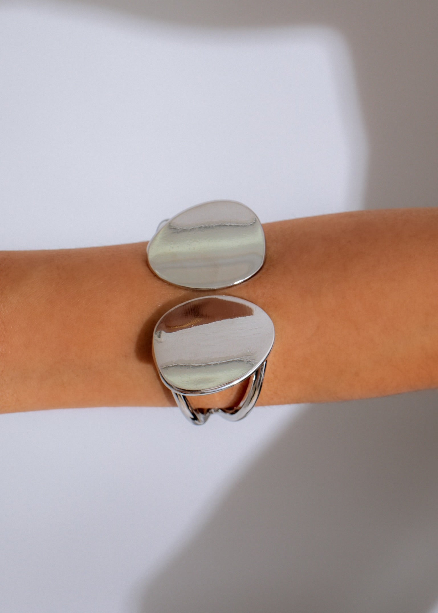 Elegant and eye-catching silver bracelet featuring a bold and beautiful design