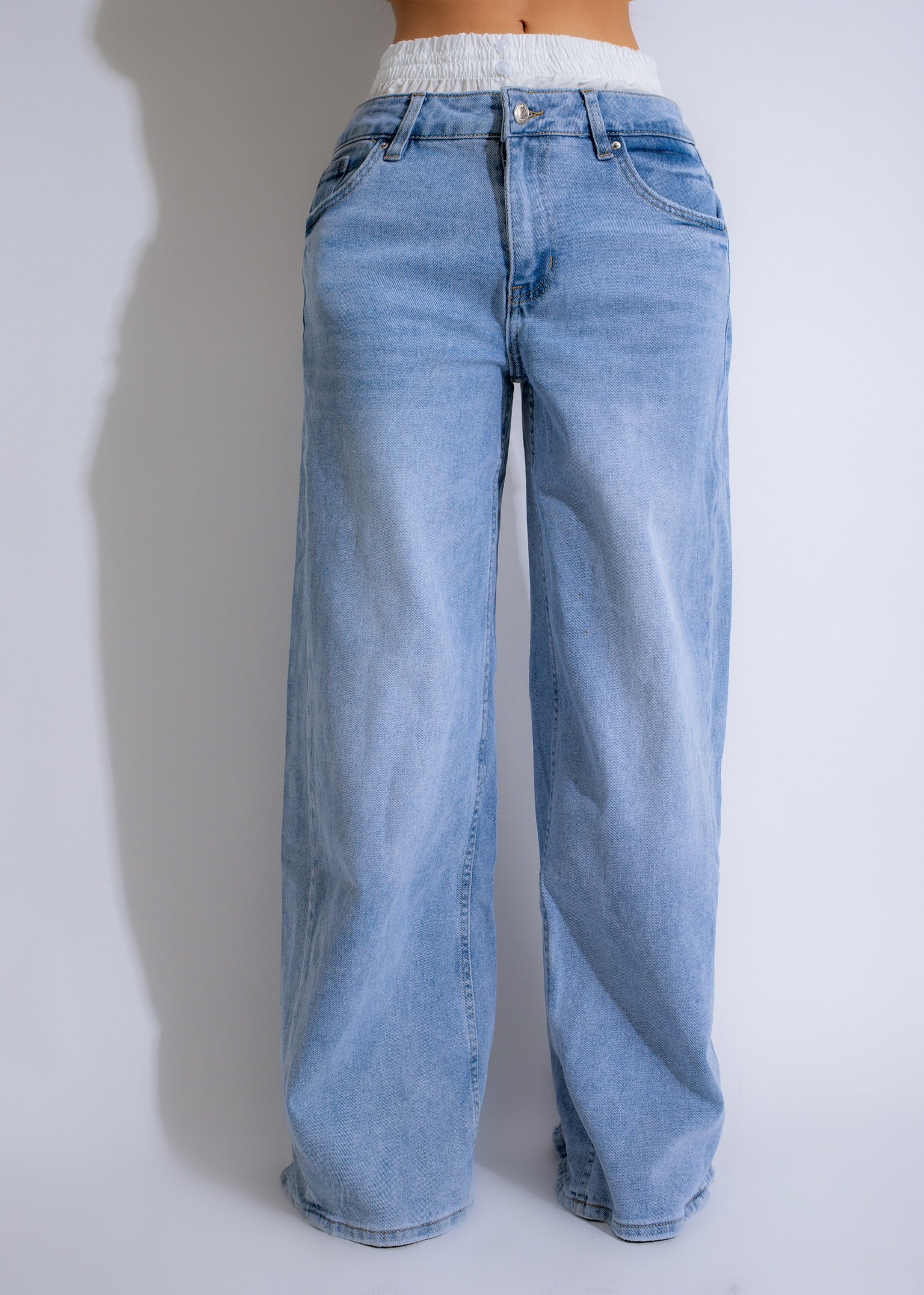 High-quality light denim alternative jeans featuring a relaxed fit and comfortable feel