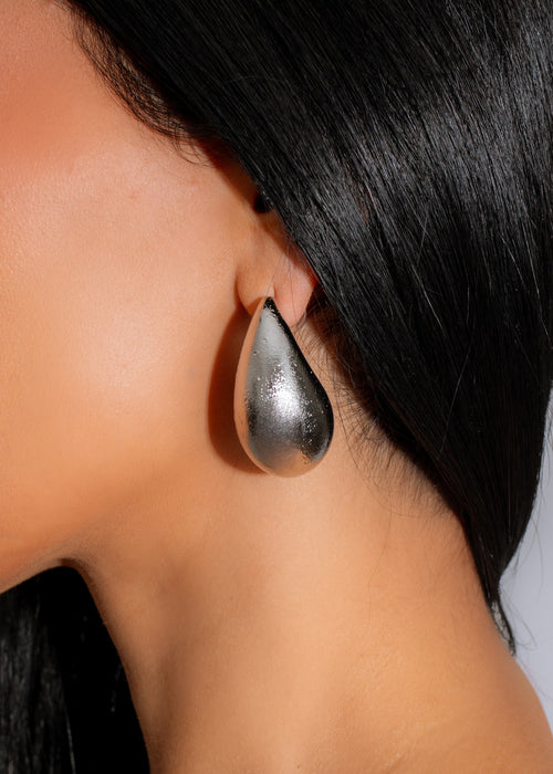 Shiny silver drop earring with intricate design, perfect for stylish women