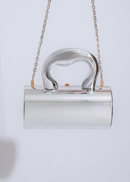  Elegant silver handbag featuring a chain strap, spacious interior, and a stylish, eye-catching design