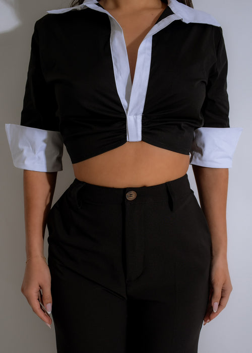 Stylish and comfortable black crop top with a relaxed fit