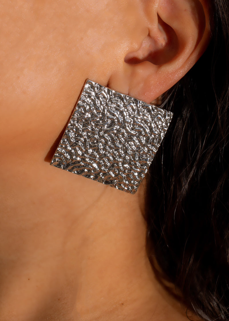 Exquisite Poise Earrings Silver: Elegant dangling silver earrings with intricate design