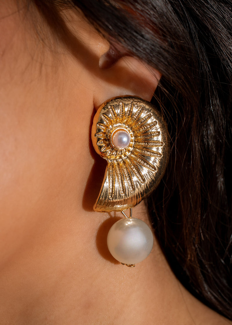 Beautiful Breeze Of Sea Pearl Earring Gold, perfect for adding a touch of elegance and grace to any outfit