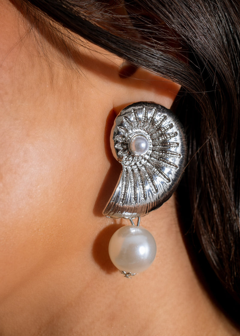 Beautiful silver Breeze Of Sea Pearl Earrings, perfect for a touch of elegance and sophistication