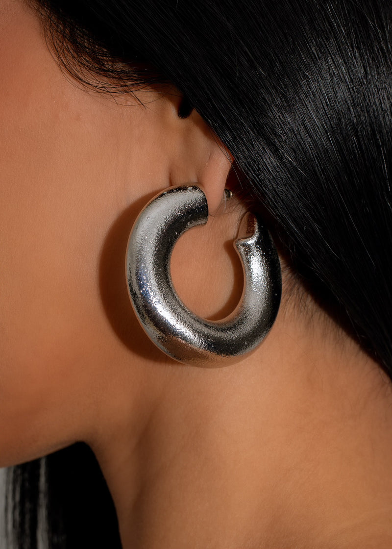 Shiny silver earring with delicate design, the perfect accessory for any outfit