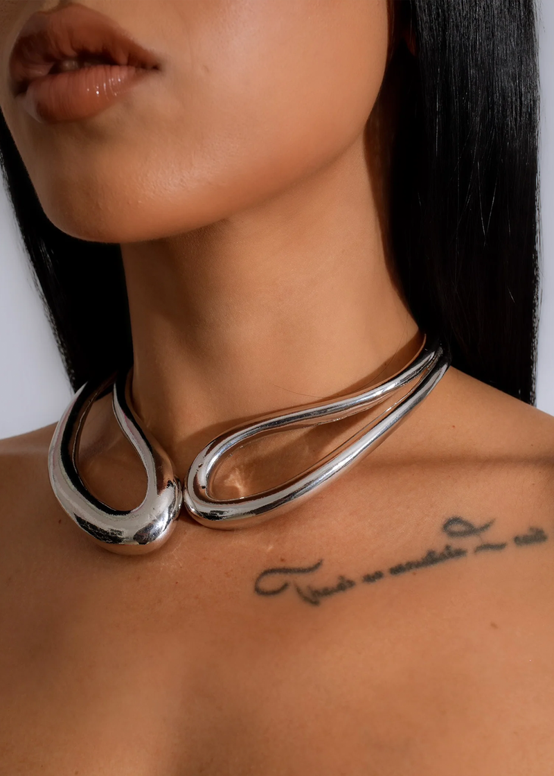 Silver choker necklace with delicate chain and elegant design for the perfect girl
