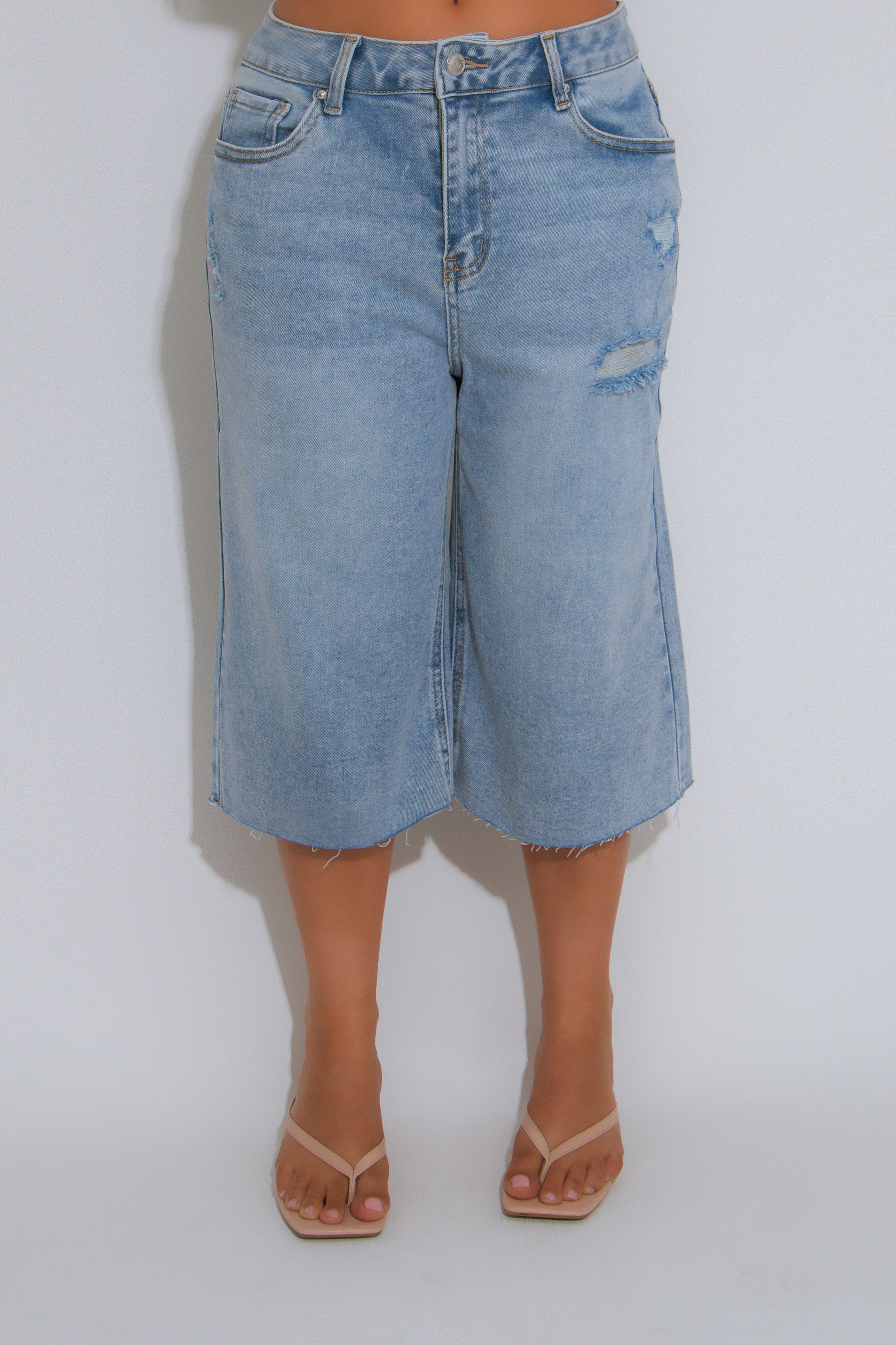 Off Duty Distress Capri Light Denim