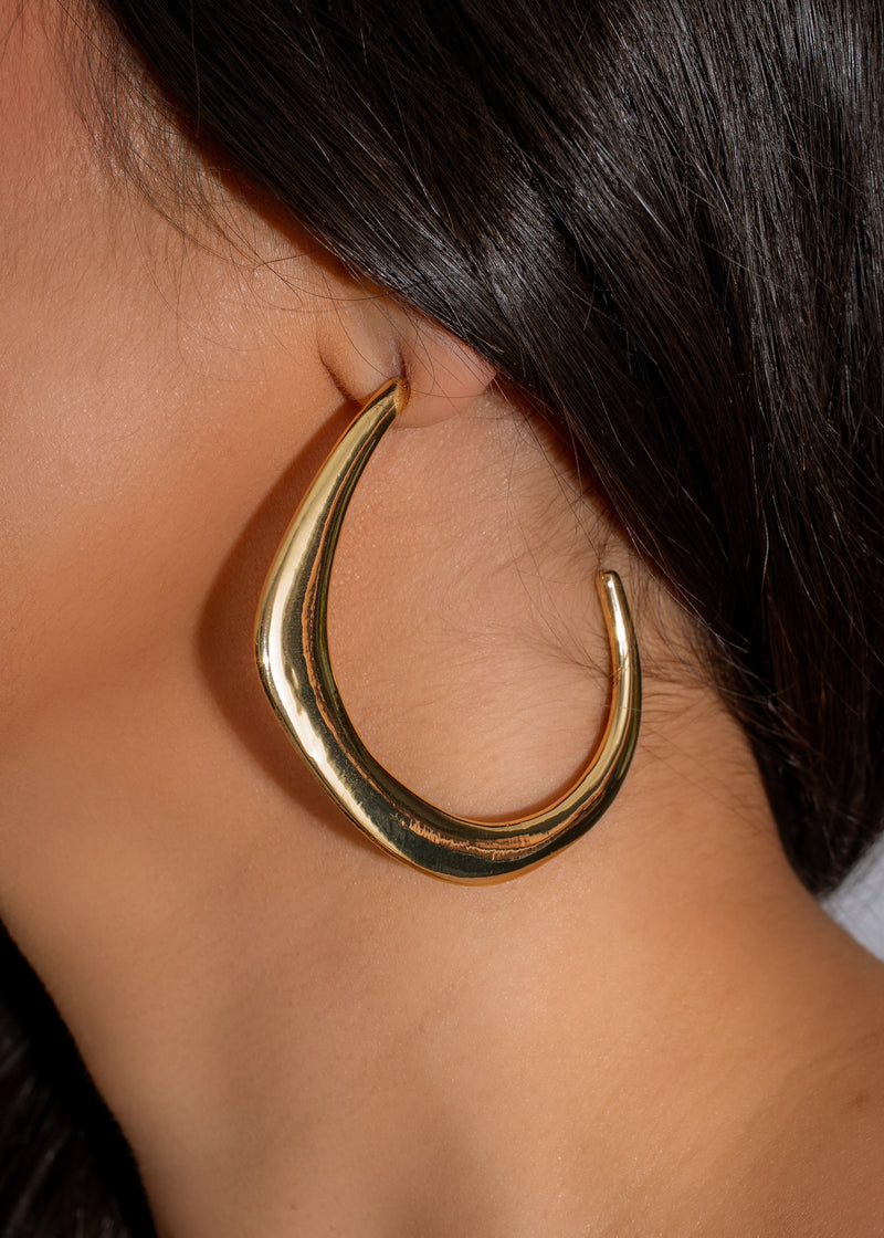 Shiny gold earrings with a casual and elegant design for everyday wear