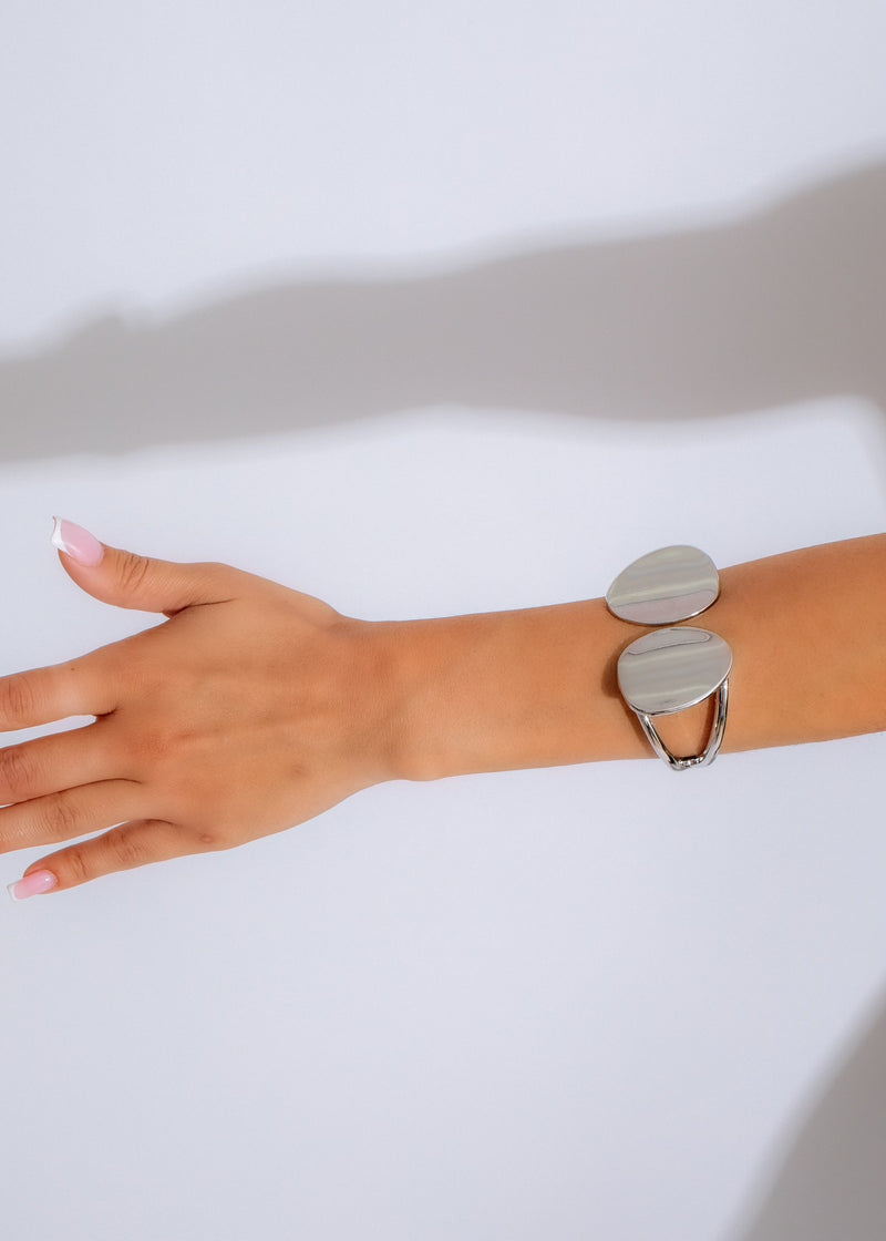 Shiny silver bracelet with bold and beautiful design, perfect for any occasion