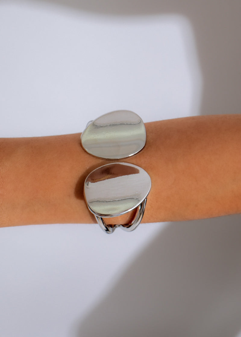  Elegant and eye-catching silver bracelet featuring a bold and beautiful design