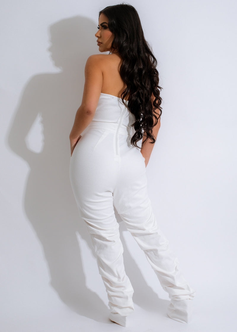  Elegant and stylish one-piece jumpsuit in a beautiful white color
