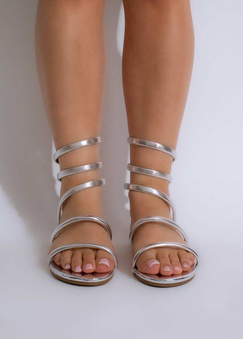 Elegant summer glow flat sandal in silver with crisscross straps