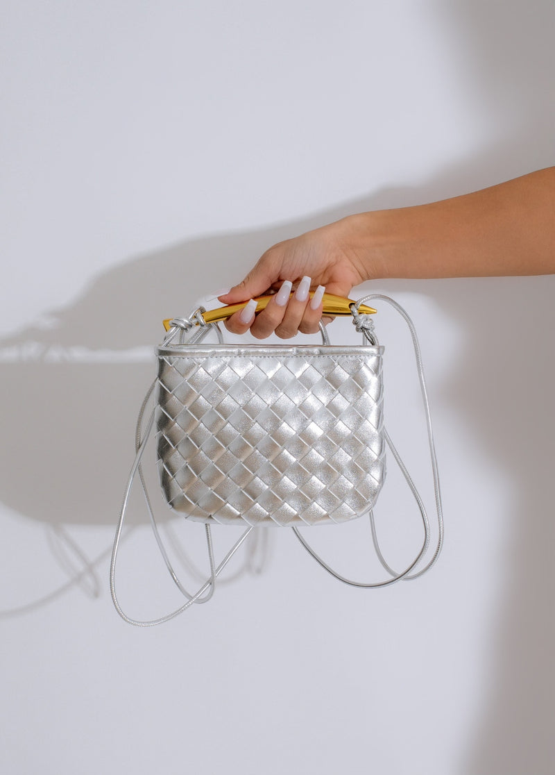 A stylish and glamorous silver handbag with a dazzling sequin design and elegant chain strap