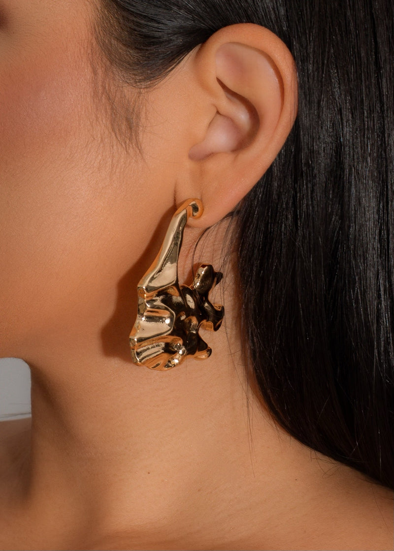 Shimmering gold earrings with a chic and elegant design for a touch of glamour