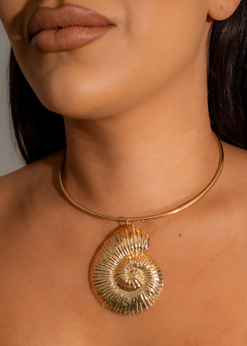 In The Caribbean Seashell Choker Gold