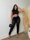 Cozy and stylish black knitted jogger set for a romantic autumn look