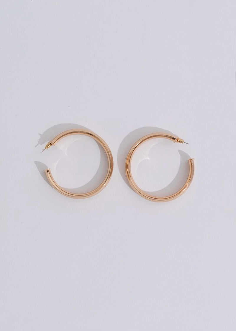 I've Got Plans Earring in gold with delicate floral design and pearl accent