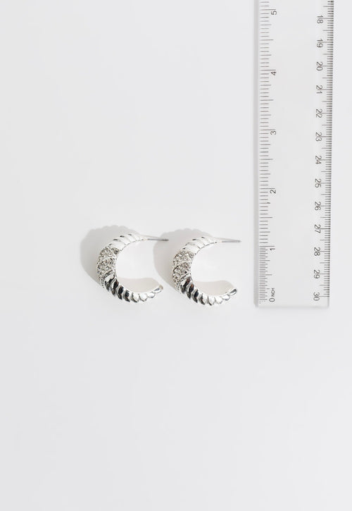  Unique and elegant earring featuring delicate feather and airplane motifs